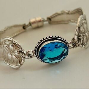 Elegant Silver Bracelet with Blue Gemstone